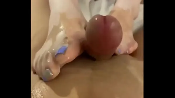 The queen trains the inch to stop the footjob and extract the sperm, the stockings JJ super cool footjob, after the footjob, I still don't let it go, continue the footjob and squeeze the spermأفضل مقاطع الفيديو الجديدة