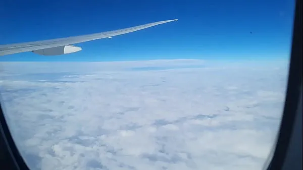 Eu me masturbo a uma altitude .000 metros. Fiquei excitado com uma linda aeromoça e gozei no banheiro do avião melhores vídeos recentes