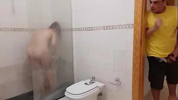 新鮮なぽっちゃり継母が裸でシャワー中に捕まり、義理の息子のチンポも欲しがるベスト動画