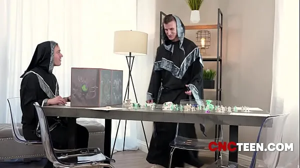 Taze DND Cosplay Anal Freeuse Playing A Board Game en iyi Videolar