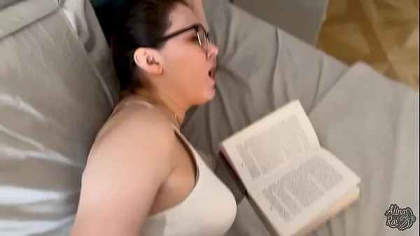 Stepson fucks his sexy stepmom while she is reading a book Video terbaik baru
