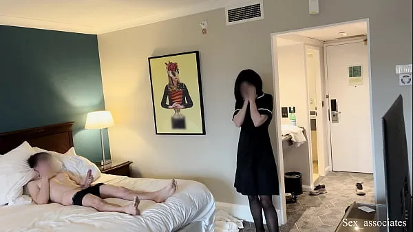 Nieuwe Public Cock Flash. The hotel maid was shocked when she saw me jerking off during room cleaning service but agreed to help me cum beste video's