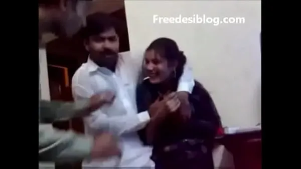 Friske Pakistani Desi girl and boy enjoy in hostel room bedste videoer