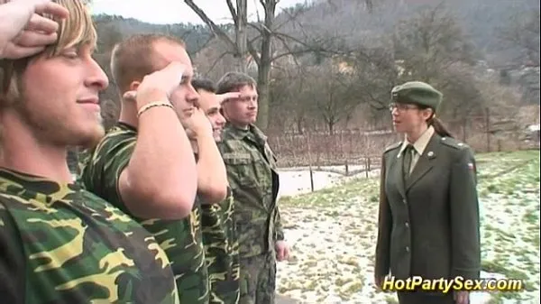 Sveži Military Chick gets soldiers cum najboljši videoposnetki