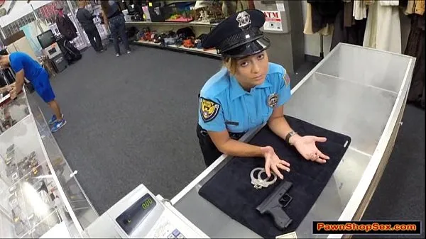 Ferske Police officer pawns her gun and is fucked beste videoer