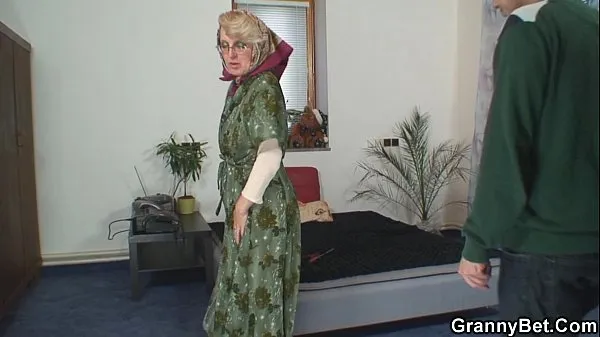 Lonely old grandma pleases an young guy Video terbaik baru
